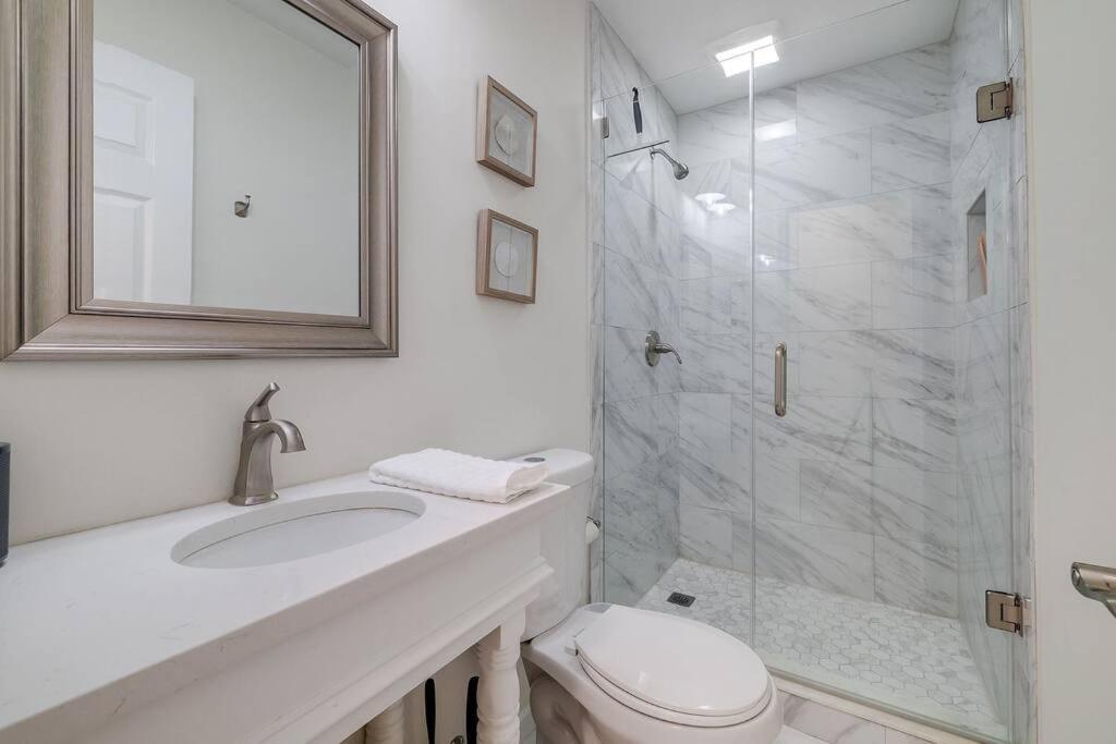 Centrally Located Between Tybee Island And Dt Holiday home Savannah