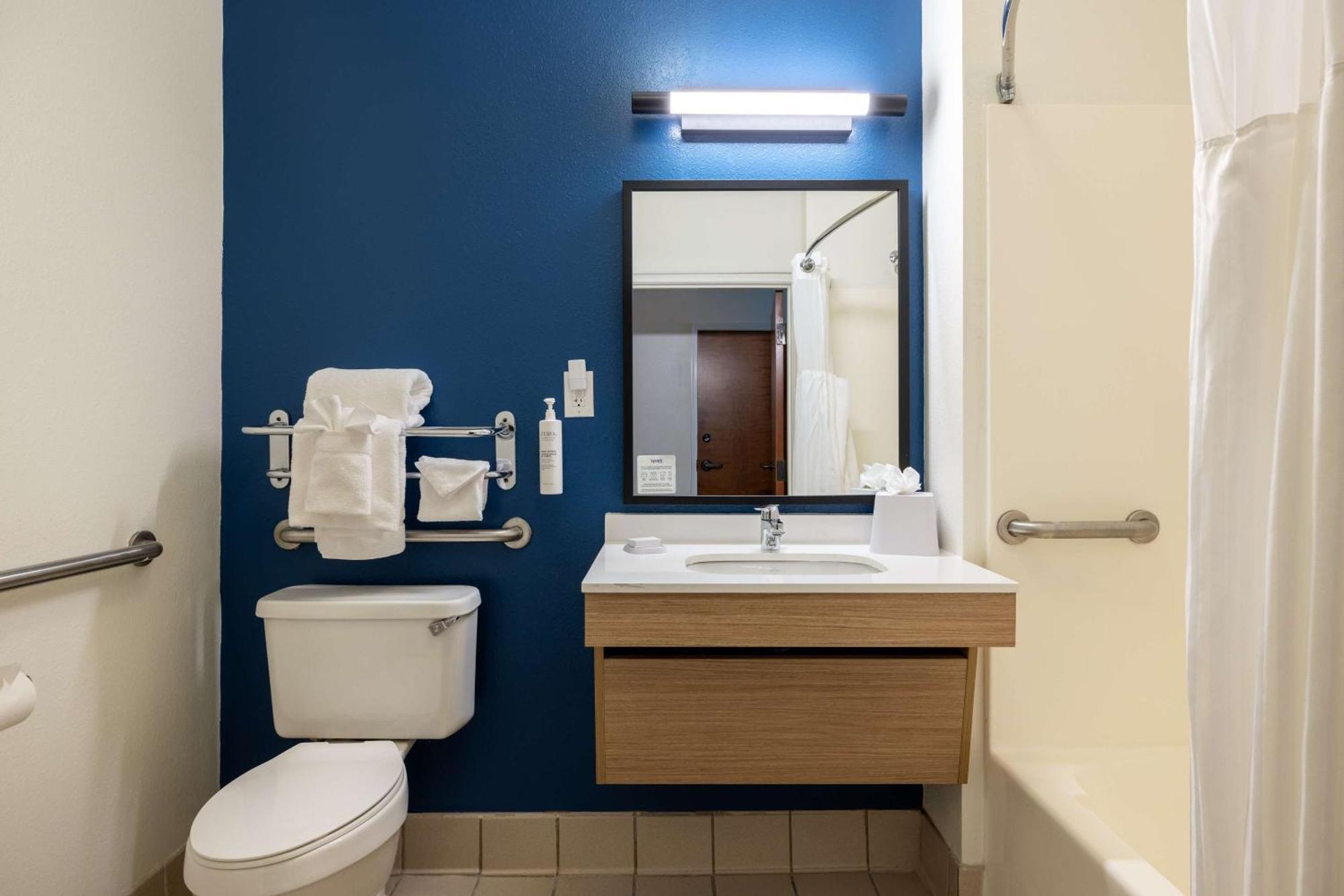 Hotel Spark By Hilton Airport 2*