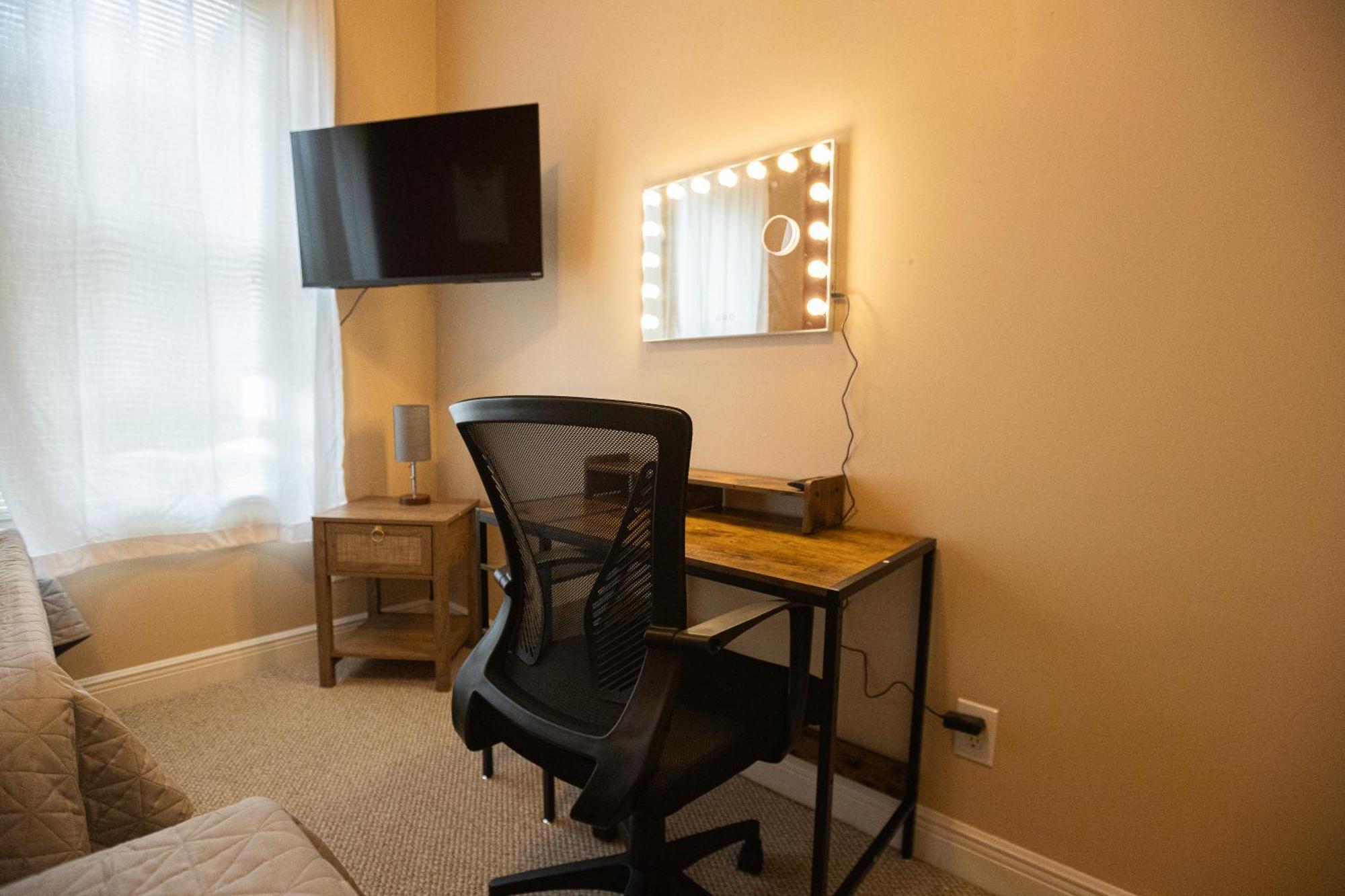 Apartment 7 Ppl, Down Town, Spacious Backyard & Bbq