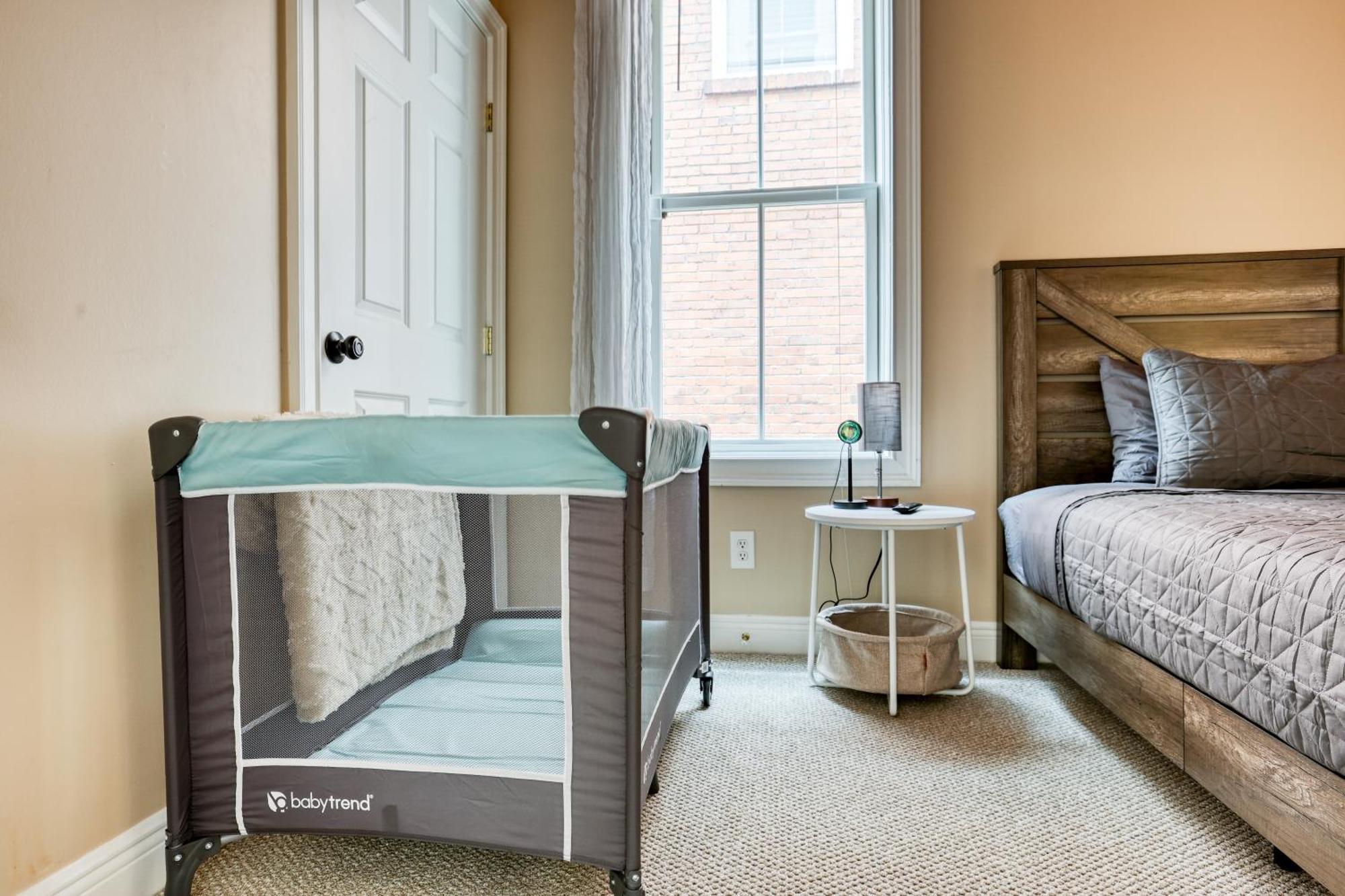 Apartment 7 Ppl, Down Town, Spacious Backyard & Bbq *