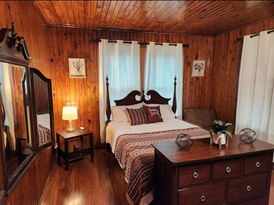 The - 2 Bedroom 1 Ba Near Downtown * Savannah