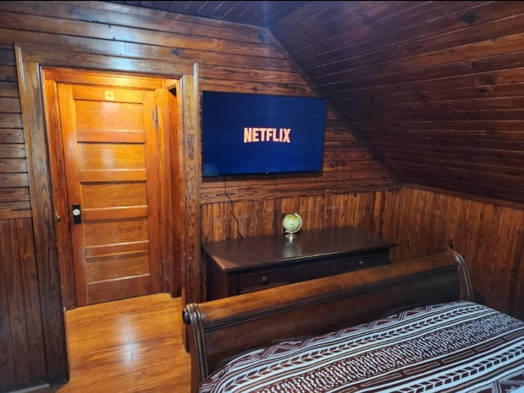 The - 2 Bedroom 1 Ba Near Downtown Apartment