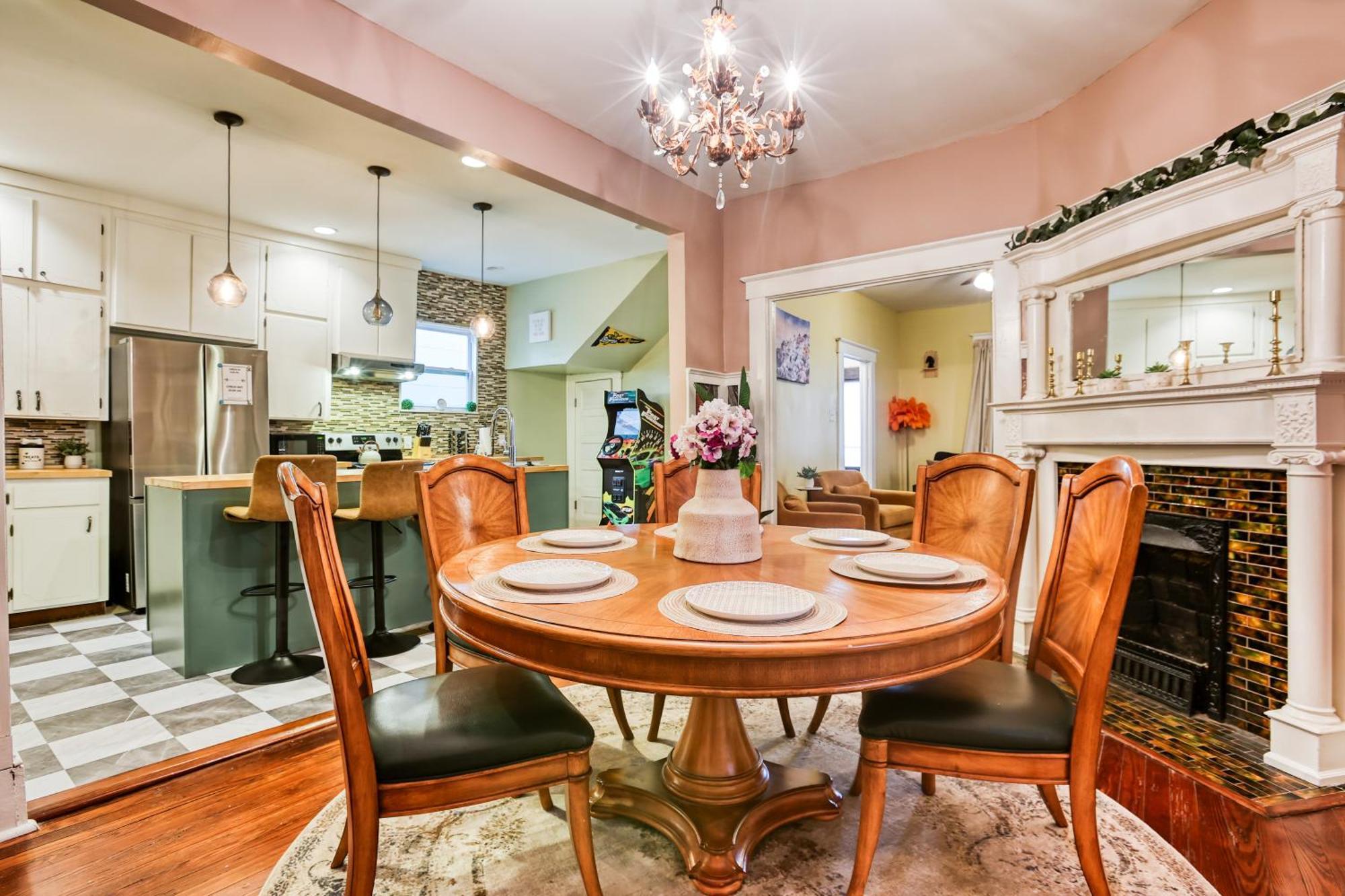 5 Mins To Forsyth - Downtown - Sleeps 10 - Starland