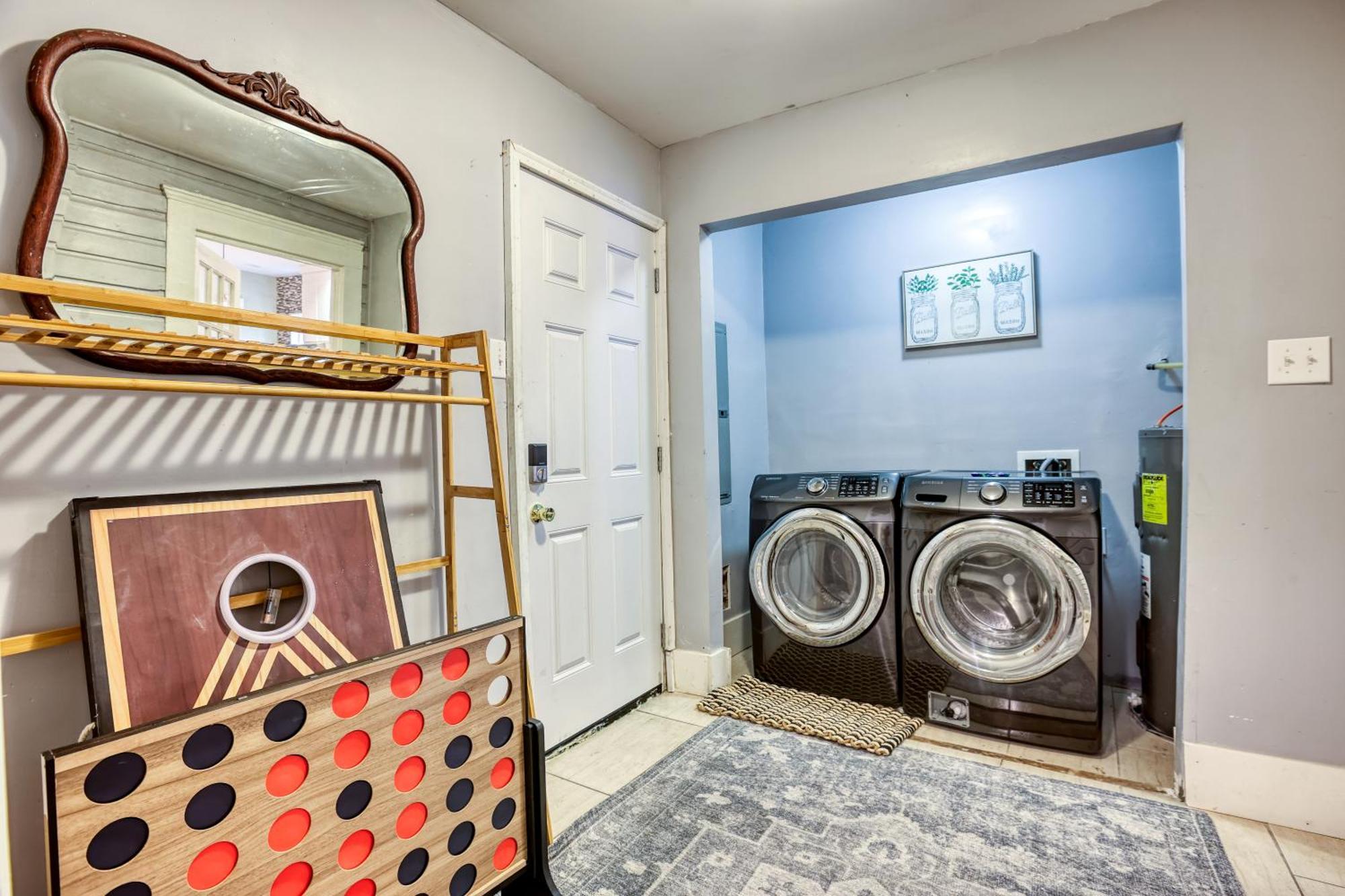 5 Mins To Forsyth - Downtown - Sleeps 10 - Starland