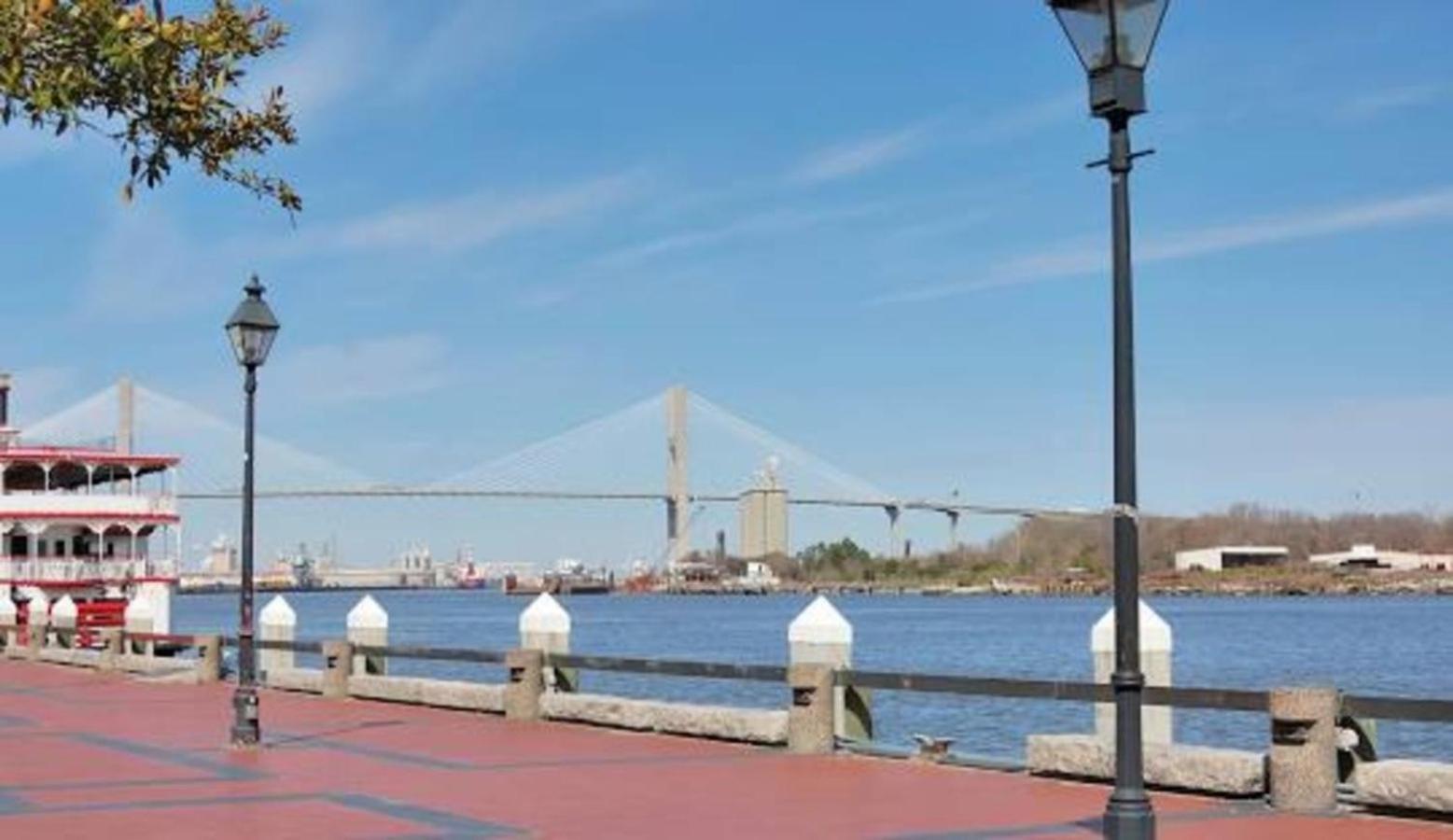 5 Mins To Forsyth - Downtown - Sleeps 10 - Starland *