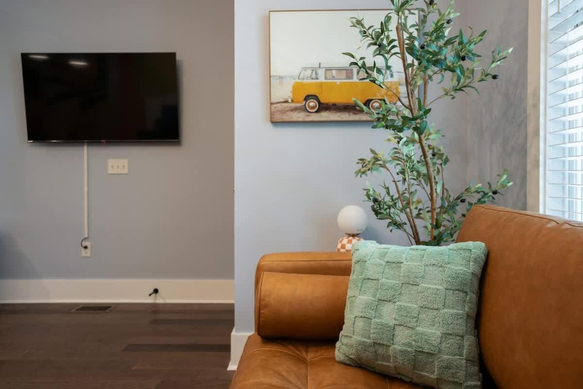 Fun & Renovated Artsy Downtown Dog Friendly With Fully Fenced Backyard And Private Parking Apartment Savannah