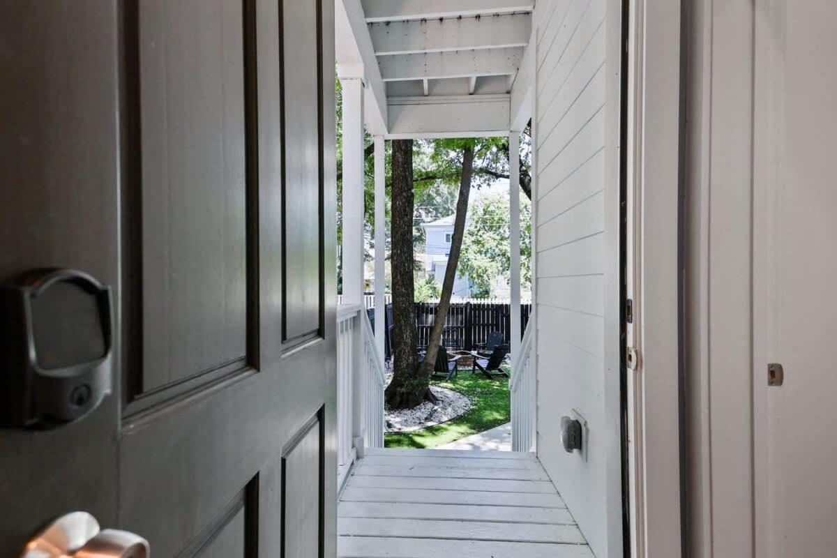 Fun & Renovated Artsy Downtown Dog Friendly With Fully Fenced Backyard And Private Parking *