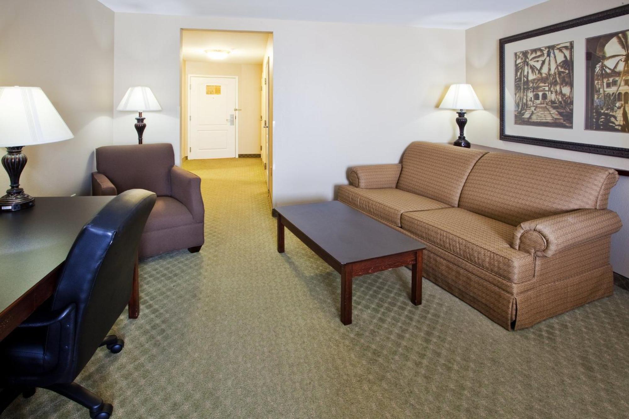 Express Airport By Ihg Hotel