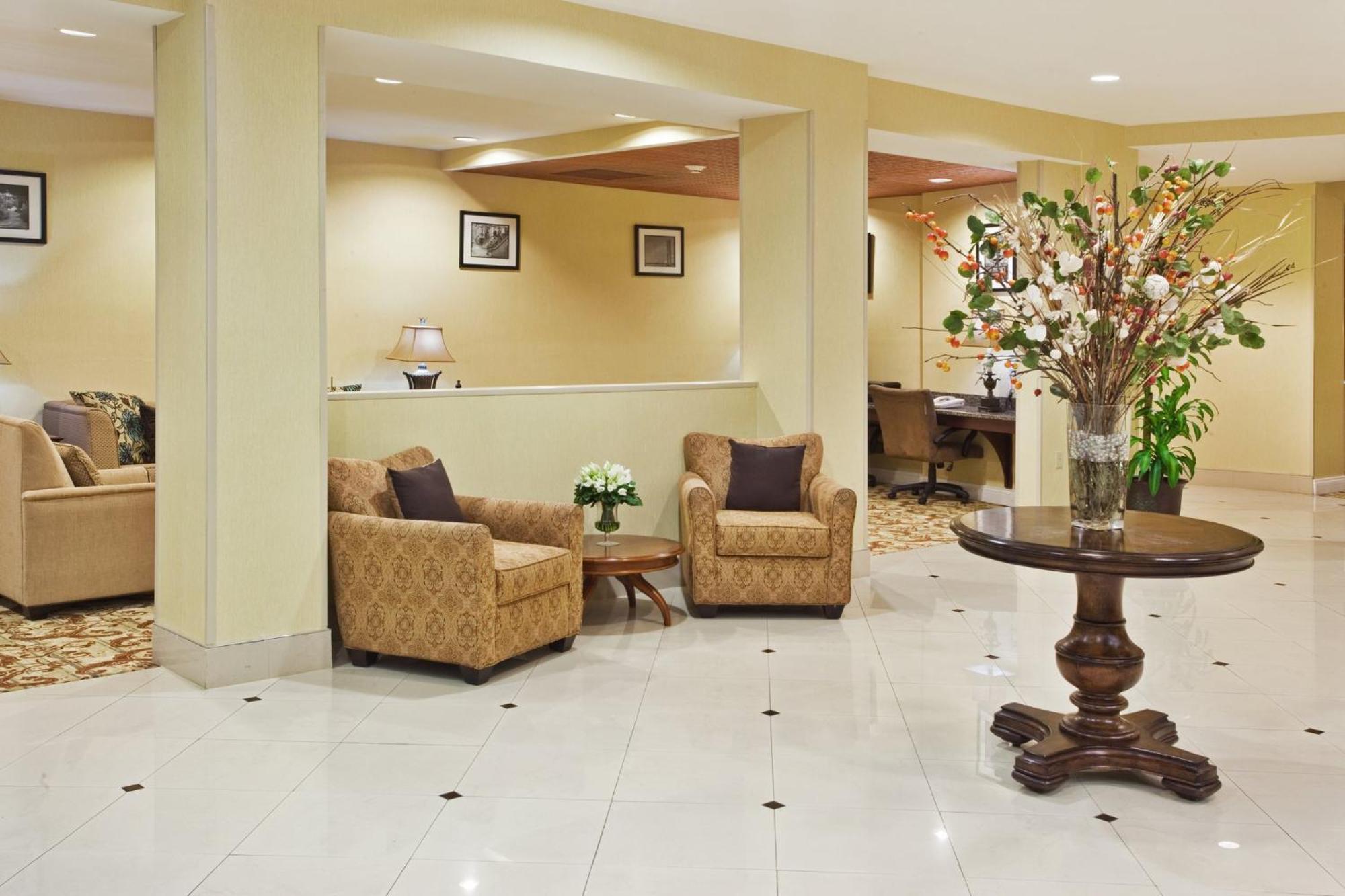 Express Airport By Ihg Hotel 3*