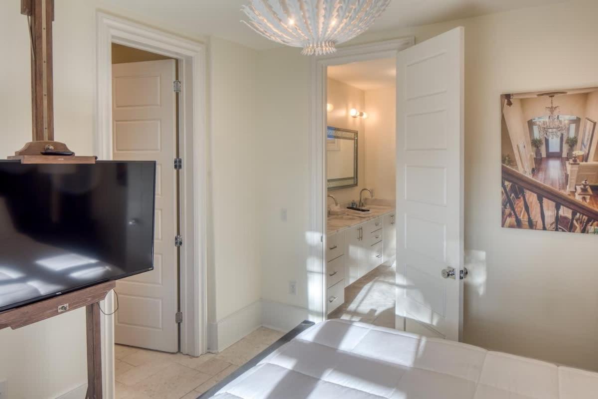 Villa Luxury 3 Bedroom W Private Bath Walk Everywhere *
