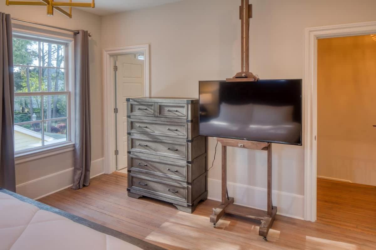 Luxury 3 Bedroom W Private Bath Walk Everywhere Villa Savannah
