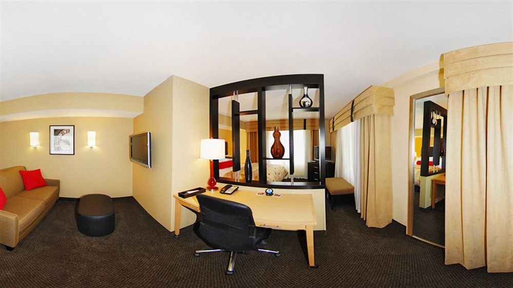 Doubletree By Hilton Airport Hotel