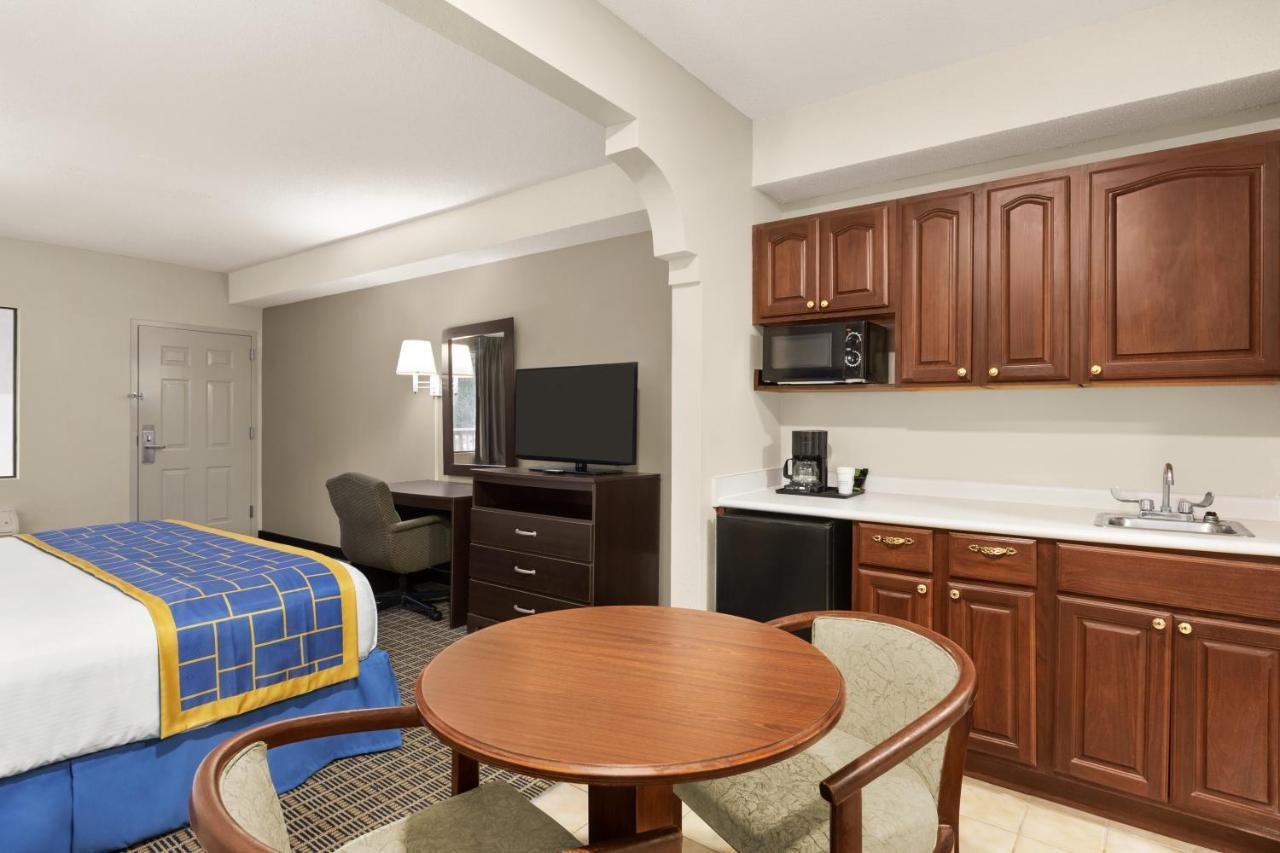 Motel Days & By Wyndham Midtown Savannah