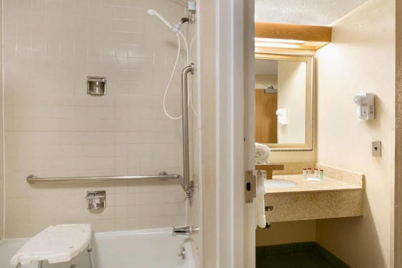 Motel Days & By Wyndham Midtown Savannah