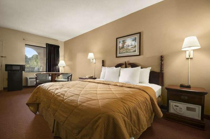 Days & By Wyndham Midtown 2*