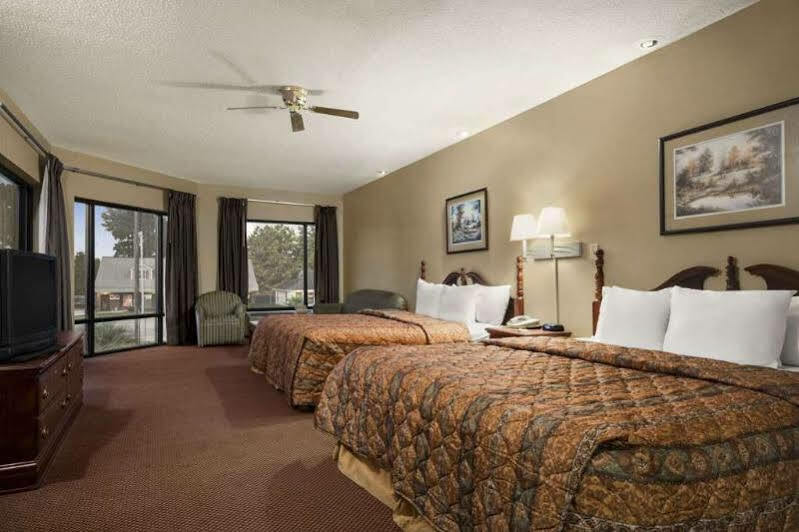 Days & By Wyndham Midtown Savannah