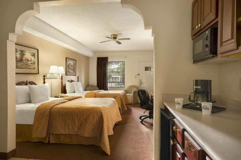 Motel Days & By Wyndham Midtown Savannah