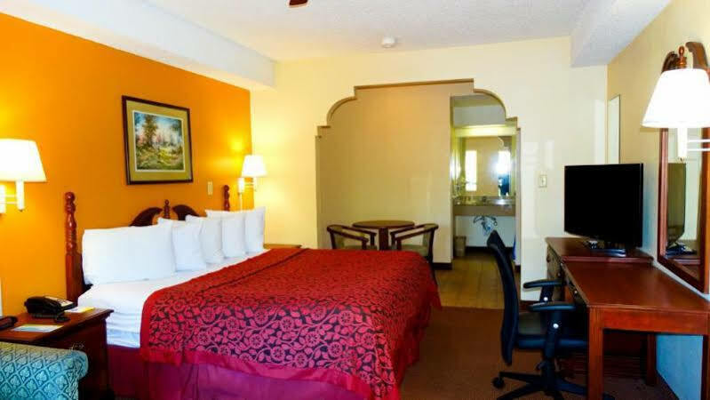 Days & By Wyndham Midtown Savannah