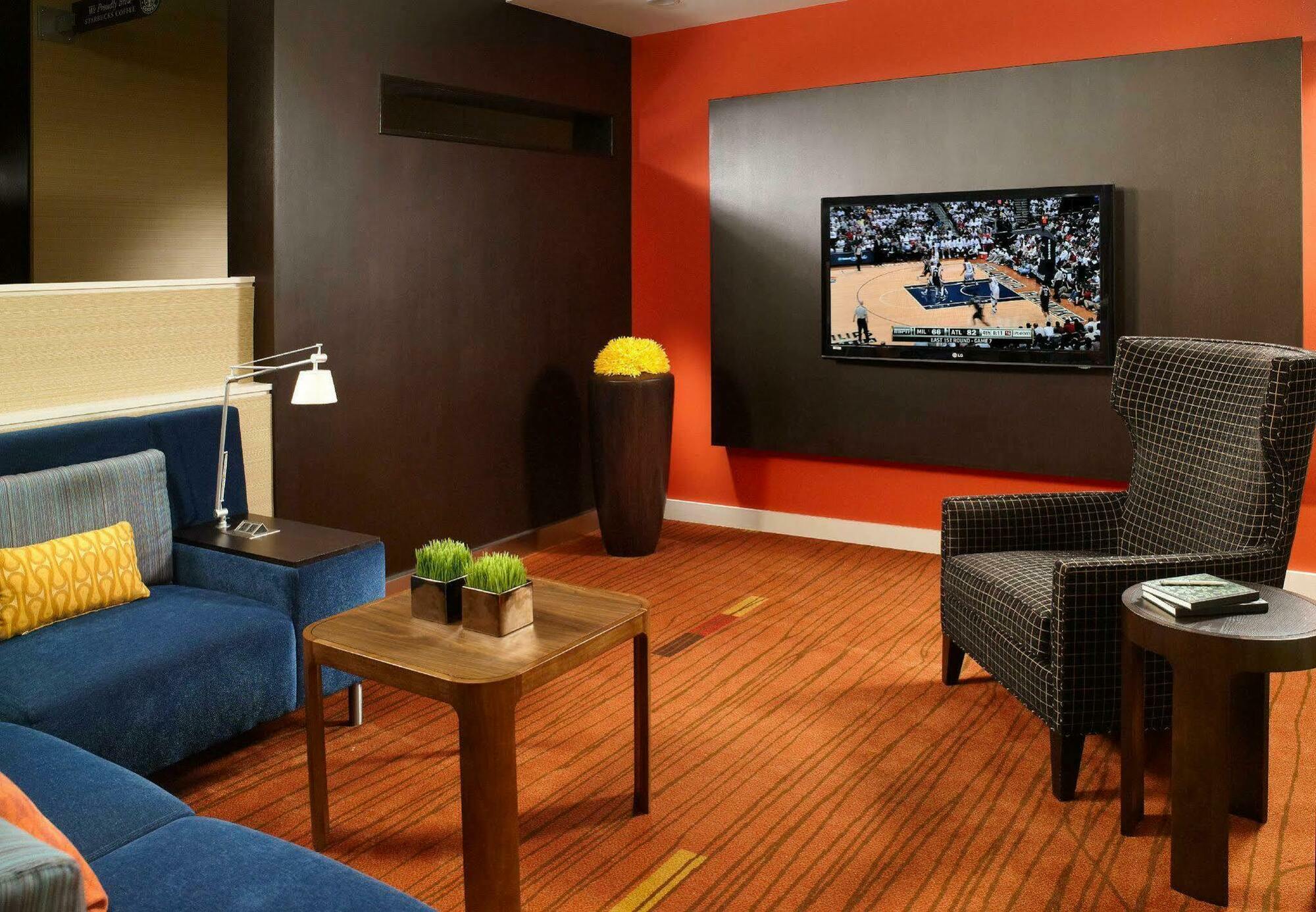 Courtyard By Marriott Midtown Hotel