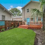 New Cheerful Renovated Home - 5 Min To Downtown!