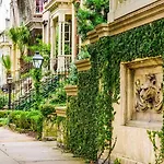 Southern Charmer-Historic District Downtown-Front Porch-Walk Score 90!!-Private Parking-1 Minute To Forsyth Park