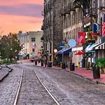 Southern Charmer-Historic District Downtown-Front Porch-Walk Score 90!!-Private Parking-1 Minute To Forsyth Park