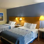 Days Inn & Suites by Wyndham Savannah Gateway/I-95 and 204