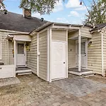 Historic 1892 Savannah Cottage Near Forsyth Park