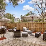 Historic 1892 Savannah Cottage Near Forsyth Park