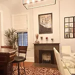The Lyons House - Luxe Historical Home - Parking Included