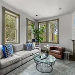Carriage House - House On Taylor Square