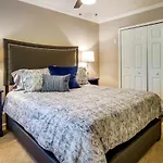 Soothing Savannah Townhome With Patio!