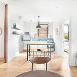 Bright King Bedroom In Downtown Savannah