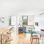 Bright King Bedroom In Downtown Savannah