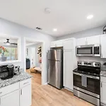 Stylish Urban Nest, Close To Parks And Restaurants