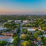 Stylish Urban Nest, Close To Parks And Restaurants