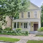 Victorian Getaway Close To Forsyth Park Pets