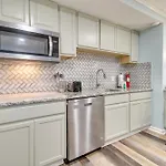Inviting Savannah Vacation Rental With Game Room!