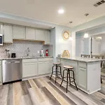Inviting Savannah Vacation Rental With Game Room!