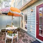 Private Patio Retreat In Charming Downtown