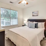 Pet-Friendly Savannah Home With Cozy Fireplace!