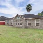 3 Mi To Oglethorpe Mall Home With Fenced Yard!