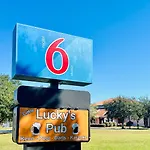 Days Inn & Suites by Wyndham Savannah Gateway/I-95 and 204