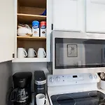 New Spacious Cottage Near Beach & City Dogs Welcome
