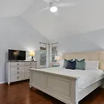 New Spacious Cottage Near Beach & City Dogs Welcome