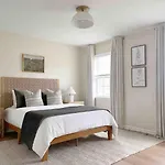 Large Home Sleeps 10 Beach & Downtown Dog Heaven