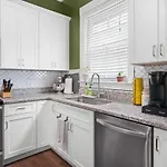 Renovated Dog Friendly Duplex Near Food & Fun Fully Fenced Yard And Private Parking