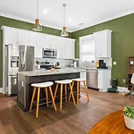 Renovated Dog Friendly Duplex Near Food & Fun Fully Fenced Yard And Private Parking