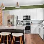 Renovated Dog Friendly Duplex Near Food & Fun Fully Fenced Yard And Private Parking