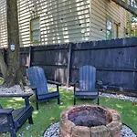 Renovated Dog Friendly Duplex Near Food & Fun Fully Fenced Yard And Private Parking
